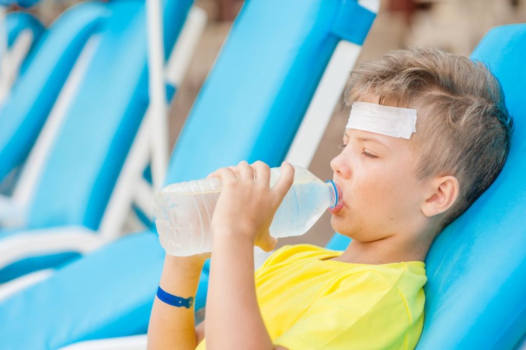Enfant hydratation soleil