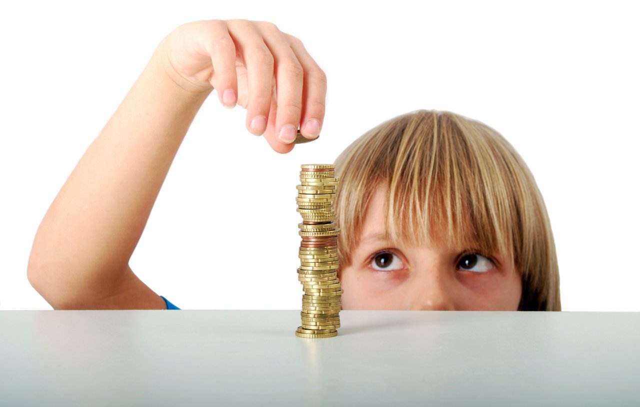 Enfant comptant son argent de poche