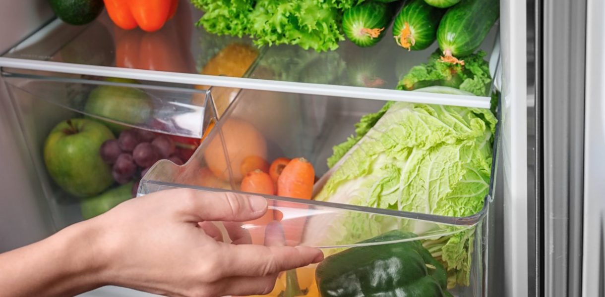 Tiroir du réfrigérateur contenant des légumes