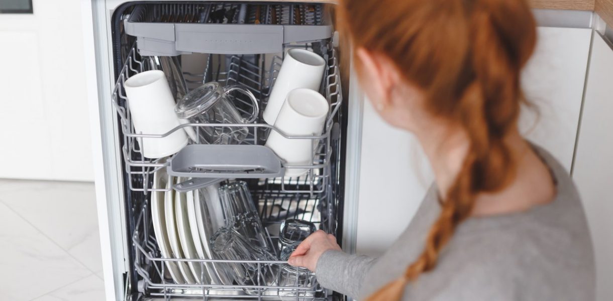 travaux ménagers jeune femme mettant vaisselle lave vaisselle