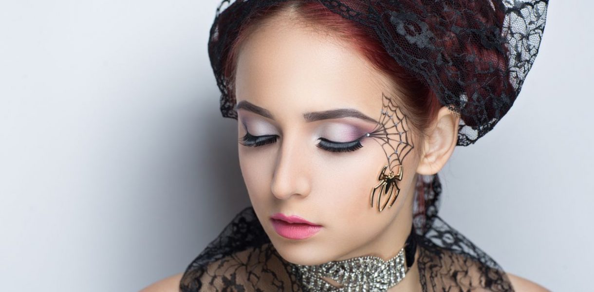 Maquillage araignée et toile araignée Halloween