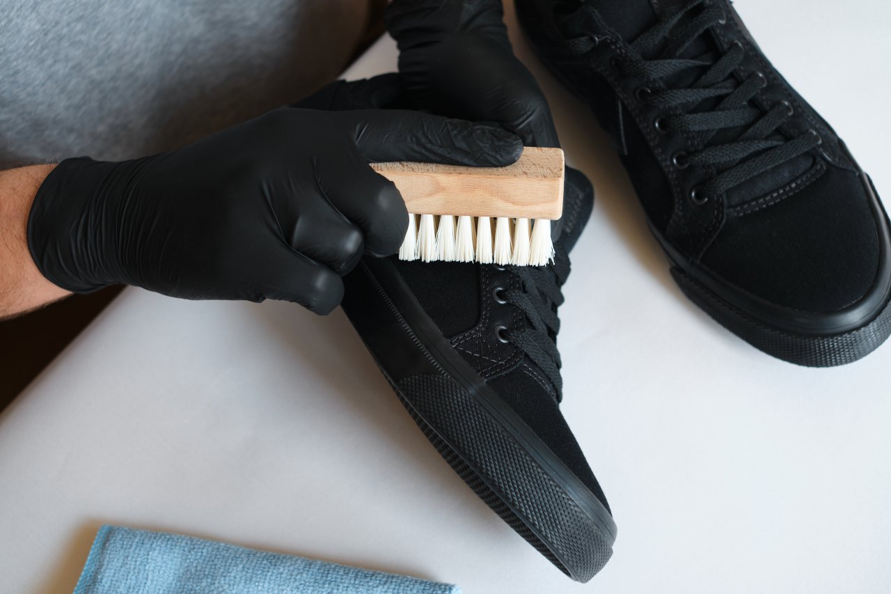 Nettoyer les chaussures de sport avec une brosse