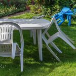 Laver chaises blanches jardin