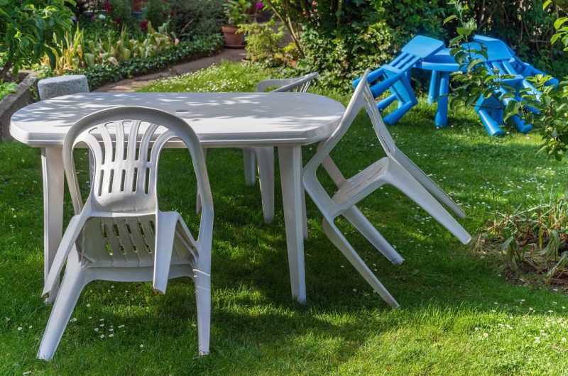 Laver chaises blanches jardin