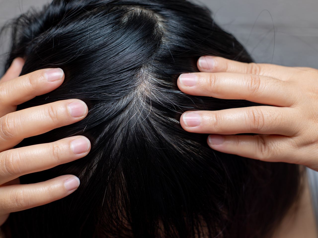 Cheveux blancs : pourquoi doit-on éviter de les arracher