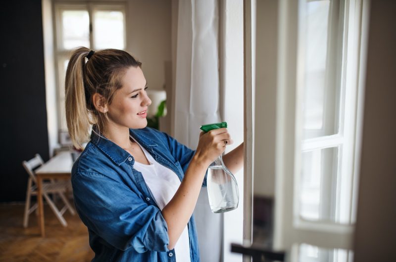 Astuce infaillible pour nettoyer une baie vitrée très sale, sans traces au soleil