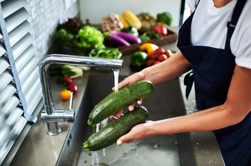 Mains fripées courgettes