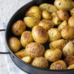 Recette pommes de terre rôties au beurre d'ail et à la ciboulette, un plat simple et économique