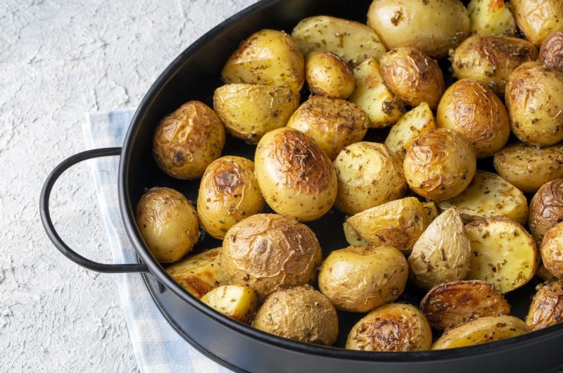 Recette pommes de terre rôties au beurre d'ail et à la ciboulette, un plat simple et économique