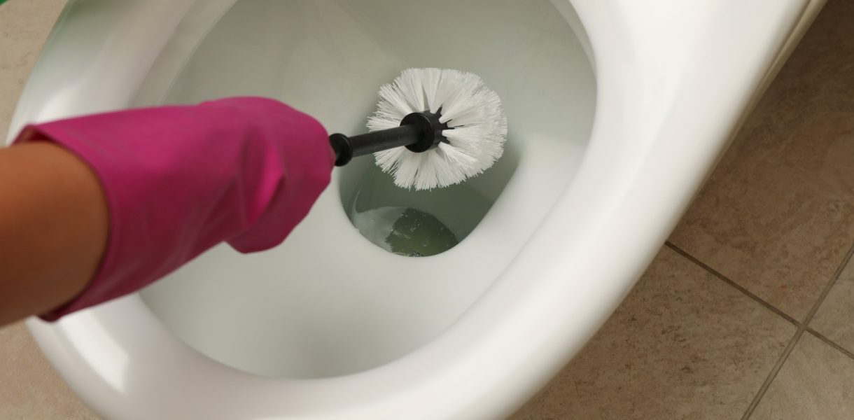 Adieu aux excréments collants : les secrets pour une cuvette de toilettes immaculée