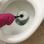 Adieu aux excréments collants : les secrets pour une cuvette de toilettes immaculée