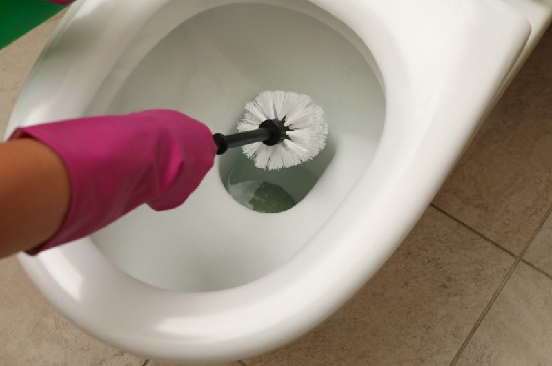 Adieu aux excréments collants : les secrets pour une cuvette de toilettes immaculée