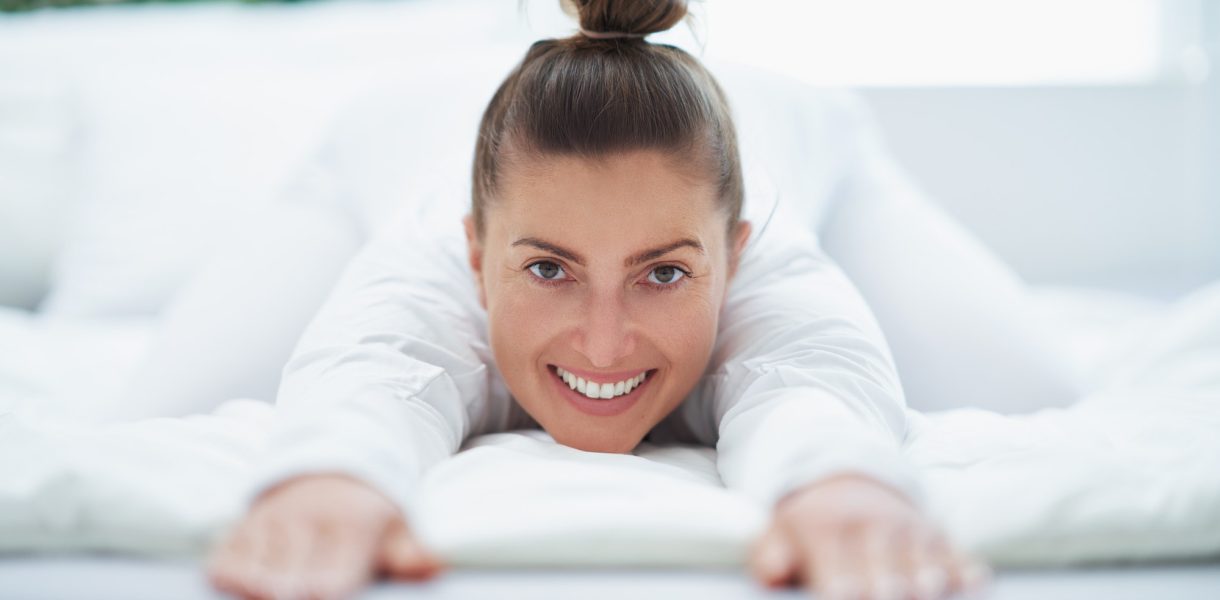 Yoga de l'oreiller : 10 postures simples à pratiquer dans le confort de votre lit