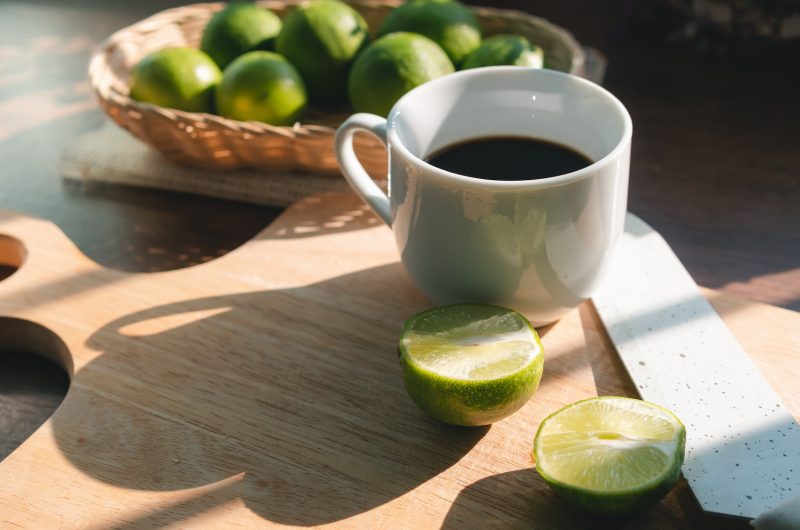 Le citron dans le café : une alliance surprenante pour favoriser la perte de poids