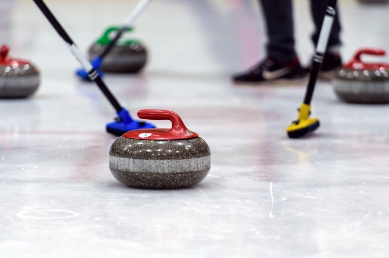 Le curling : un sport d'hiver méconnu aux origines surprenantes