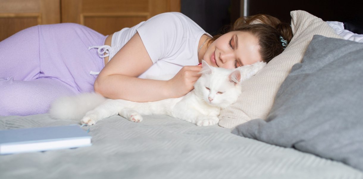 Voici pourquoi votre chat veut absolument dormir avec vous selon les experts