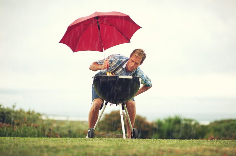 Envie d'un barbecue malgré la pluie ? Découvrez l'astuce secrète pour un allumage réussi !