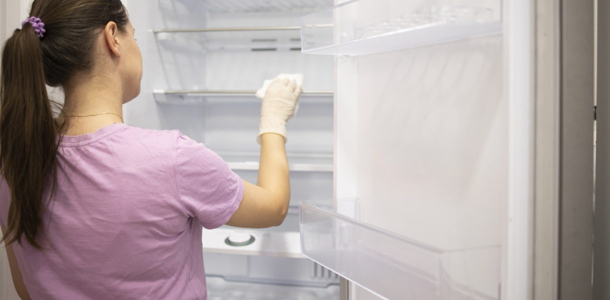 Le grand nettoyage du frigo : à quelle fréquence et pourquoi est-ce crucial ?