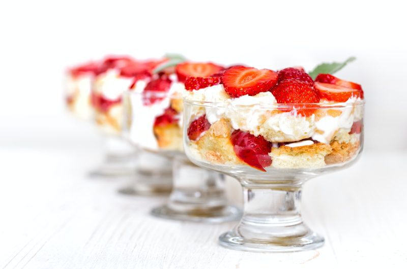 Recette de dessert rapide : Verrines de fraises, fromage blanc onctueux et spéculoos, un délice en 5 minutes !