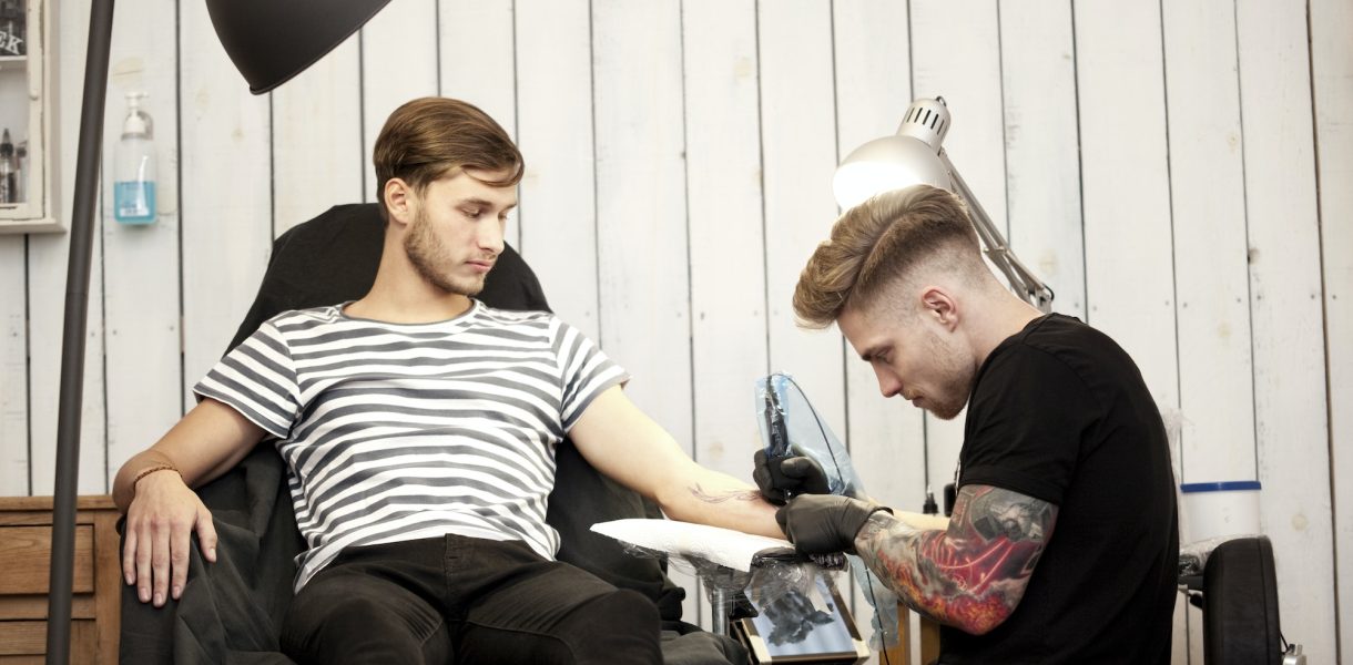 Les tatouages sur l'avant-bras pour hommes les plus tendances en 2023