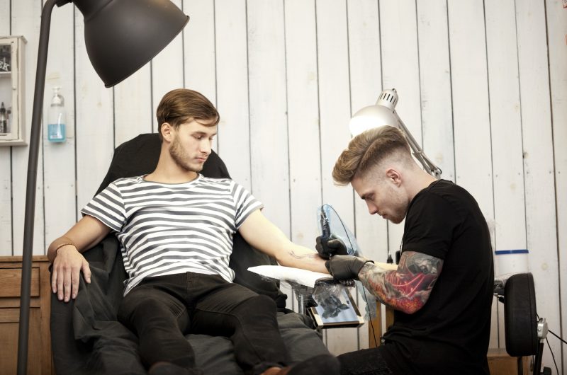 Les tatouages sur l'avant-bras pour hommes les plus tendances en 2023