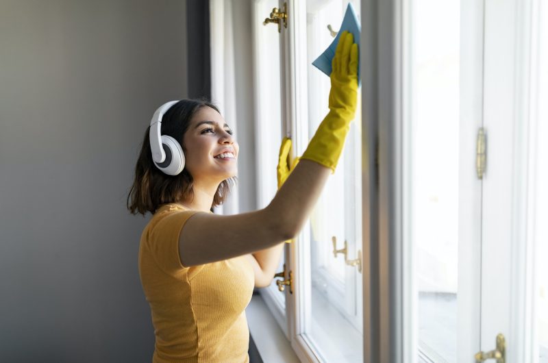 Voici comment éliminer efficacement les moisissures autour de vos fenêtres