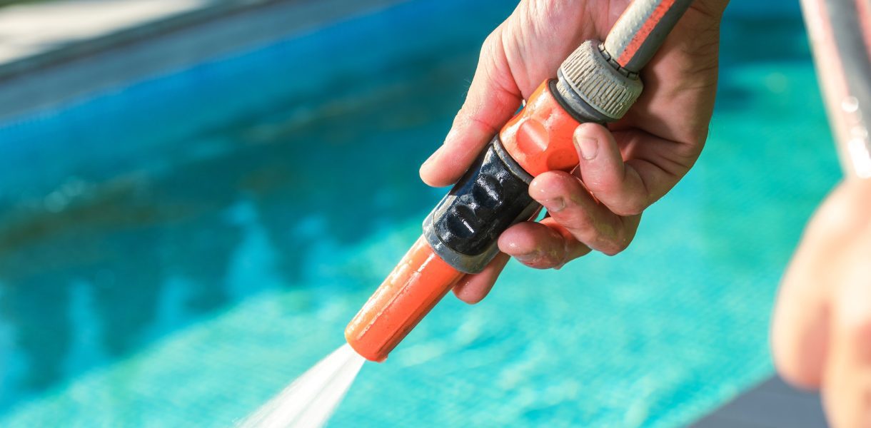 Arroser avec l'eau de la piscine : bonne au mauvaise idée ?