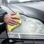8 Astuces infaillibles pour nettoyer vos phares de voiture