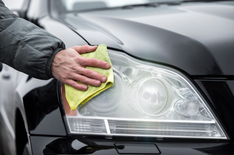 8 Astuces infaillibles pour nettoyer vos phares de voiture