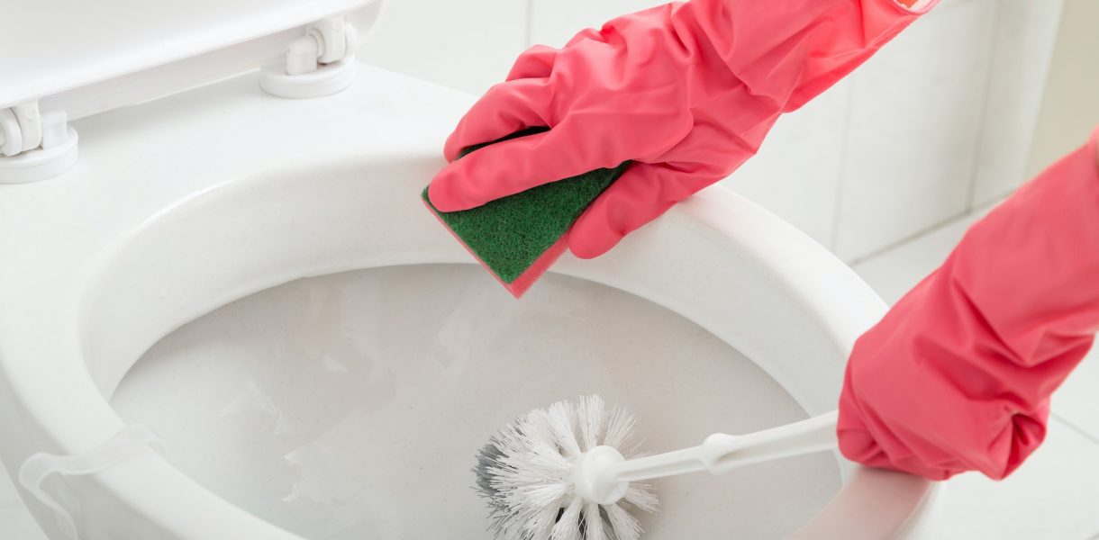 Comment blanchir le fond de vos toilettes ? Voici les 5 astuces de grand-mère qui font des merveilles