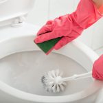 Comment blanchir le fond de vos toilettes ? Voici les 5 astuces de grand-mère qui font des merveilles