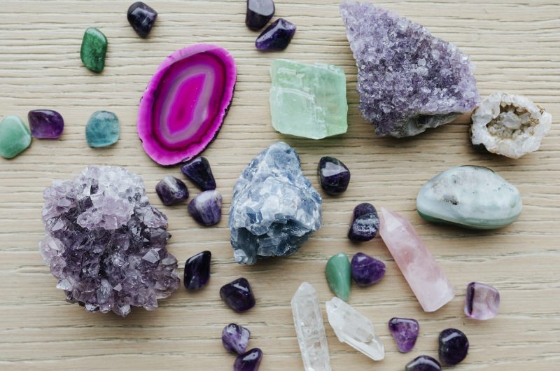 Les pierres et cristaux associés aux signes astrologiques : trouvez votre talisman unique qui vibre avec votre signe !