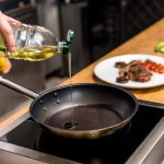 Secrets de cuisine : Le timing parfait pour ajouter de l'huile à la poêle