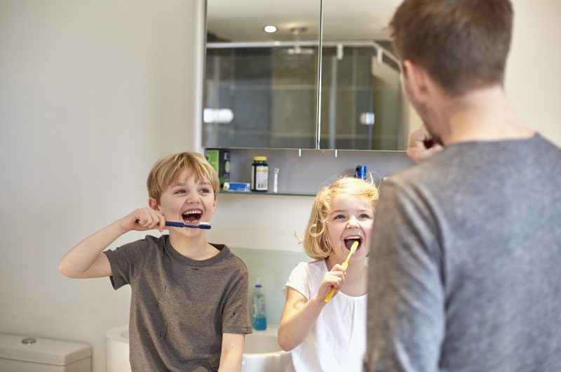 Voici comment transformer la routine du brossage de dents en un moment ludique pour votre enfant
