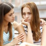 10 conseils pratiques pour réconforter une personne trompée et l'aider à surmonter cette épreuve