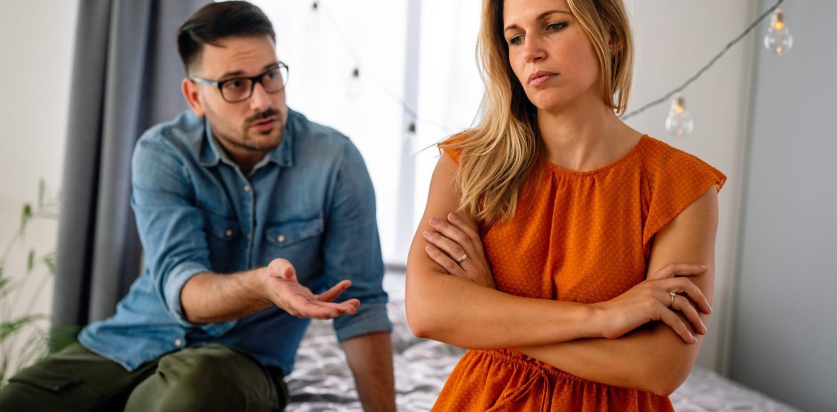 10 signes révélateurs d'un partenaire secrètement malheureux dans votre couple