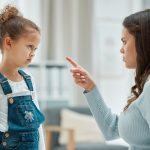 10 signes révélateurs d'une éducation sous l'emprise d'un parent hypercritique
