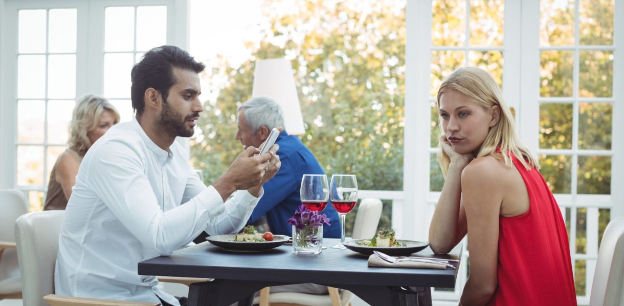 11 signes alarmants qui indiquent que votre partenaire s'ennuie dans votre relation