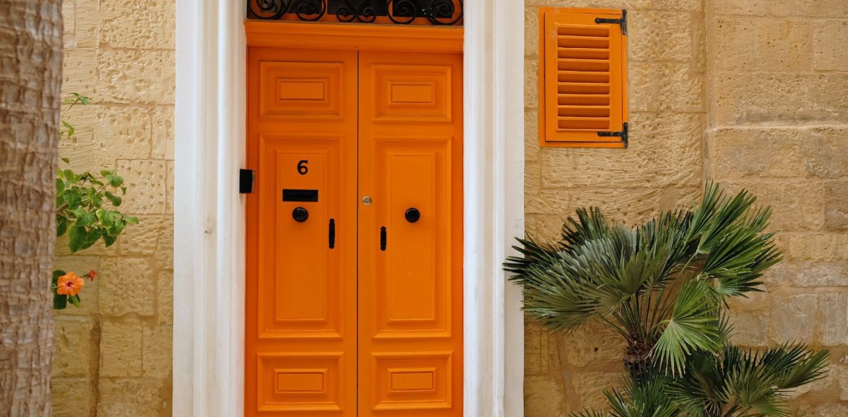 Les couleurs de porte d'entrée à éviter absolument, selon les experts en décoration
