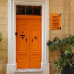 Les couleurs de porte d'entrée à éviter absolument, selon les experts en décoration