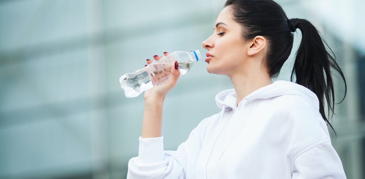 Est-ce que l'eau gazeuse est meilleure que l'eau plate pour notre corps ?