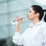 Est-ce que l'eau gazeuse est meilleure que l'eau plate pour notre corps ?