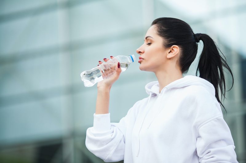 Est-ce que l'eau gazeuse est meilleure que l'eau plate pour notre corps ?