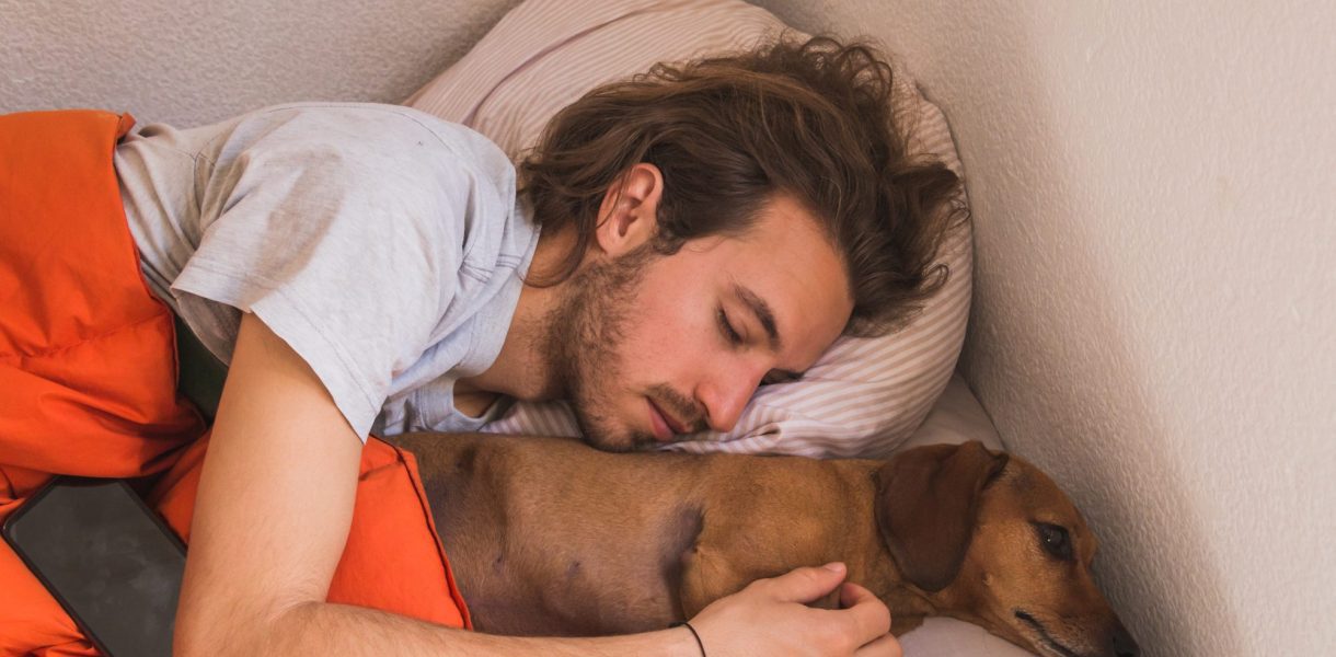 Voici pourquoi votre chien veut absolument dormir avec vous selon la science
