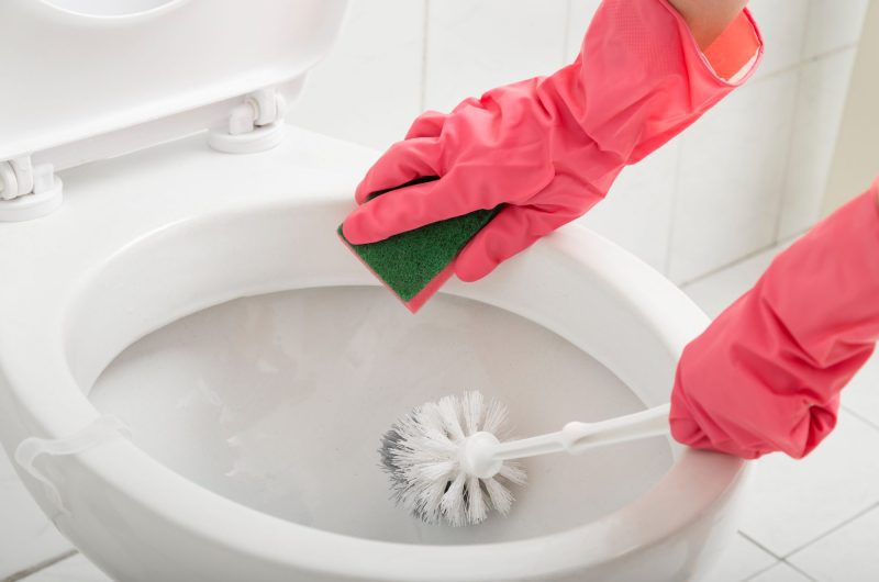 Les 7 techniques infaillibles pour déboucher des toilettes sans avoir recours à une ventouse