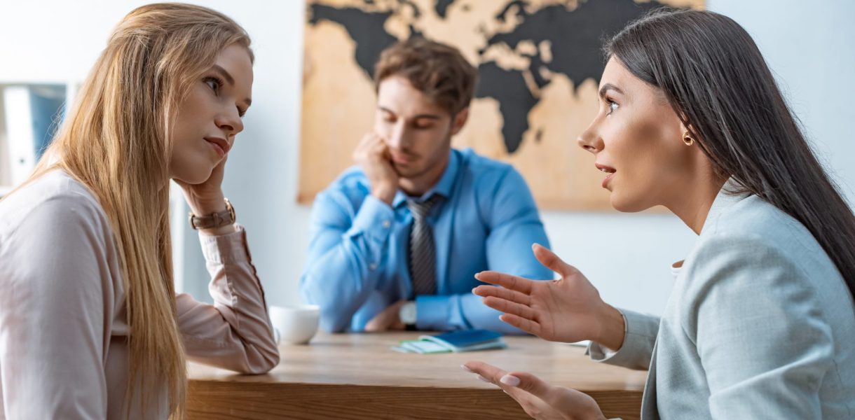 Les signes qui révèlent qu'il est temps de prendre de la distance avec un ami : quand l'amitié devient pesante