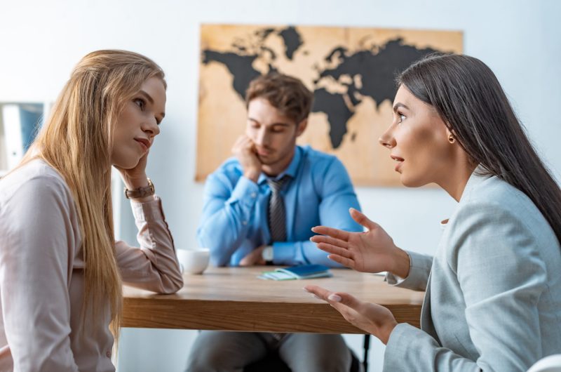 Les signes qui révèlent qu'il est temps de prendre de la distance avec un ami : quand l'amitié devient pesante