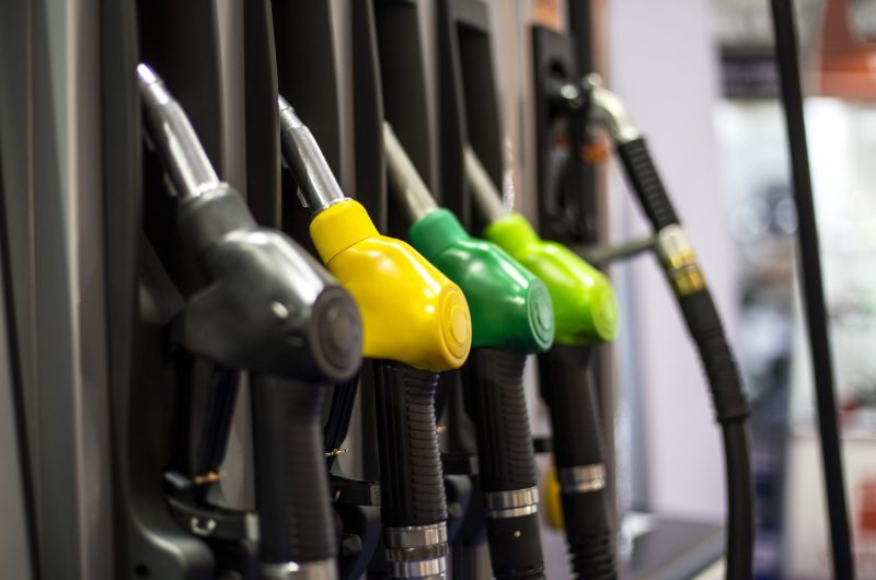Vers un réduction des coûts des carburants consécutive suite à la chute des prix du pétrole ?
