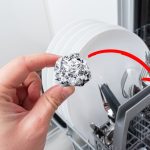 Voici ce qui se passe lorsque vous mettez une boule en aluminium dans votre lave vaisselle