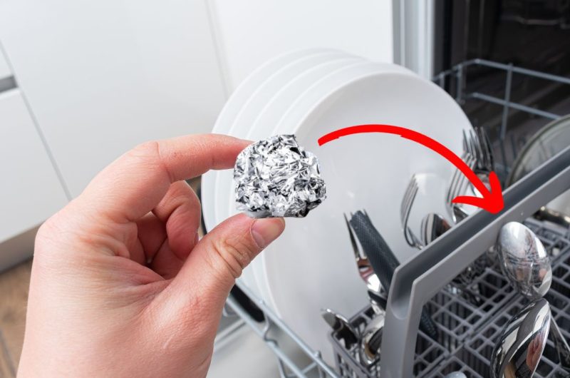 Voici ce qui se passe lorsque vous mettez une boule en aluminium dans votre lave vaisselle